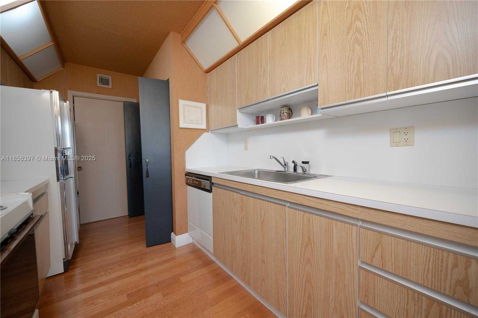 Small Image of 19667 TURNBERRY WAY #7B, Aventura Number 12