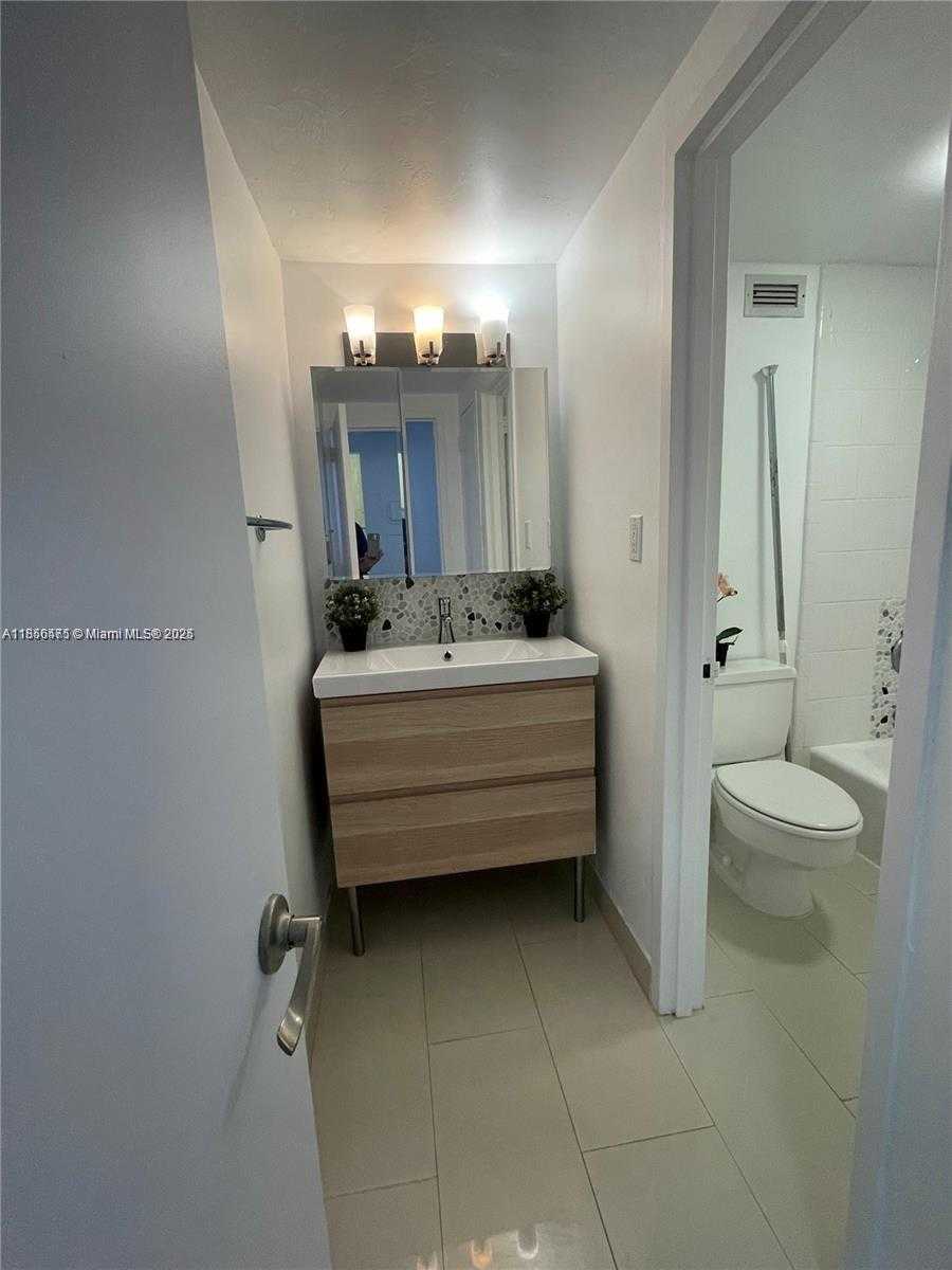 Small Image of 2899 COLLINS AVE #1420, Miami Beach Number 10