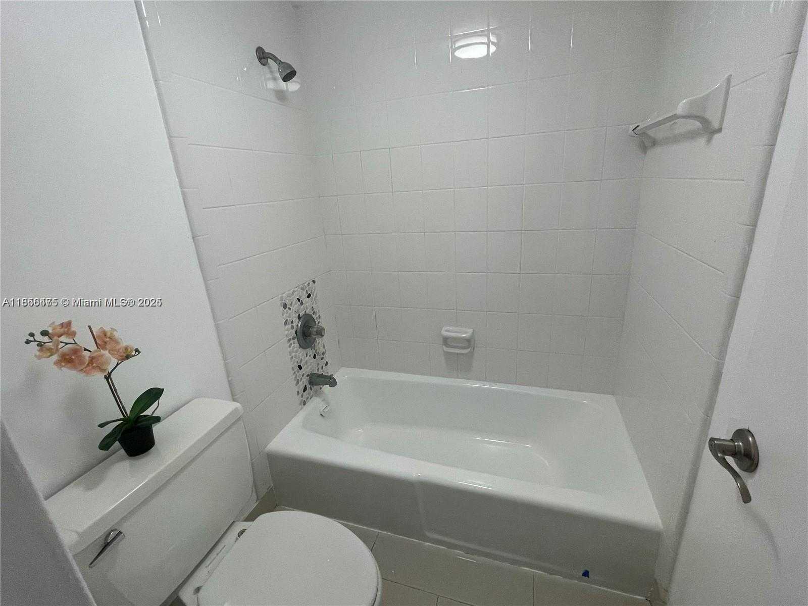 Small Image of 2899 COLLINS AVE #1420, Miami Beach Number 9