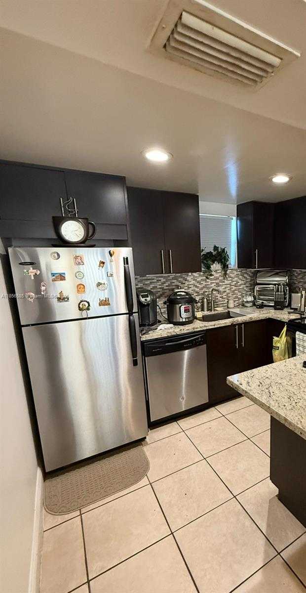 Small Image of 8290 LAKE DR #443, Doral Number 10
