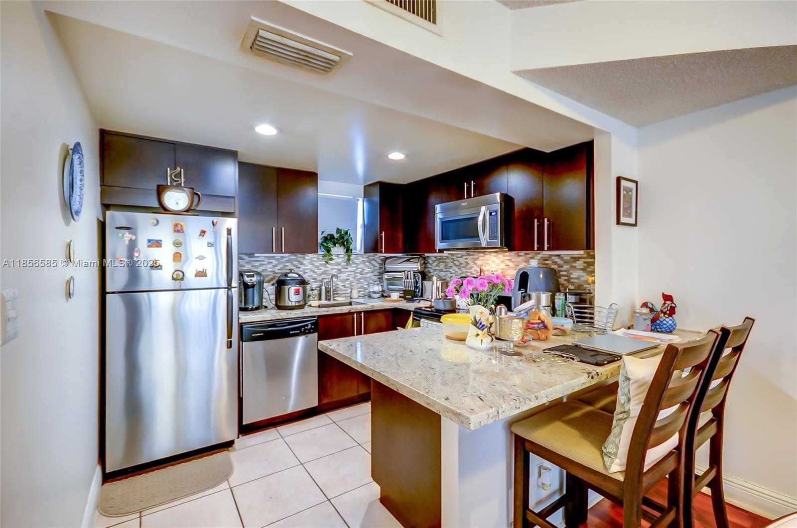 Small Image of 8290 LAKE DR #443, Doral Number 11