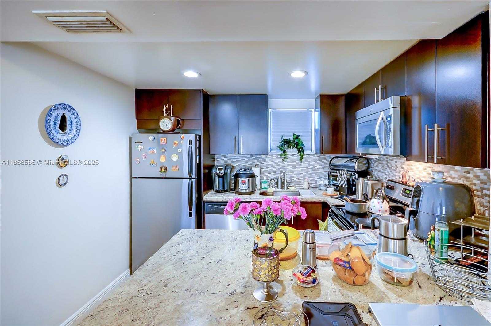 Small Image of 8290 LAKE DR #443, Doral Number 12
