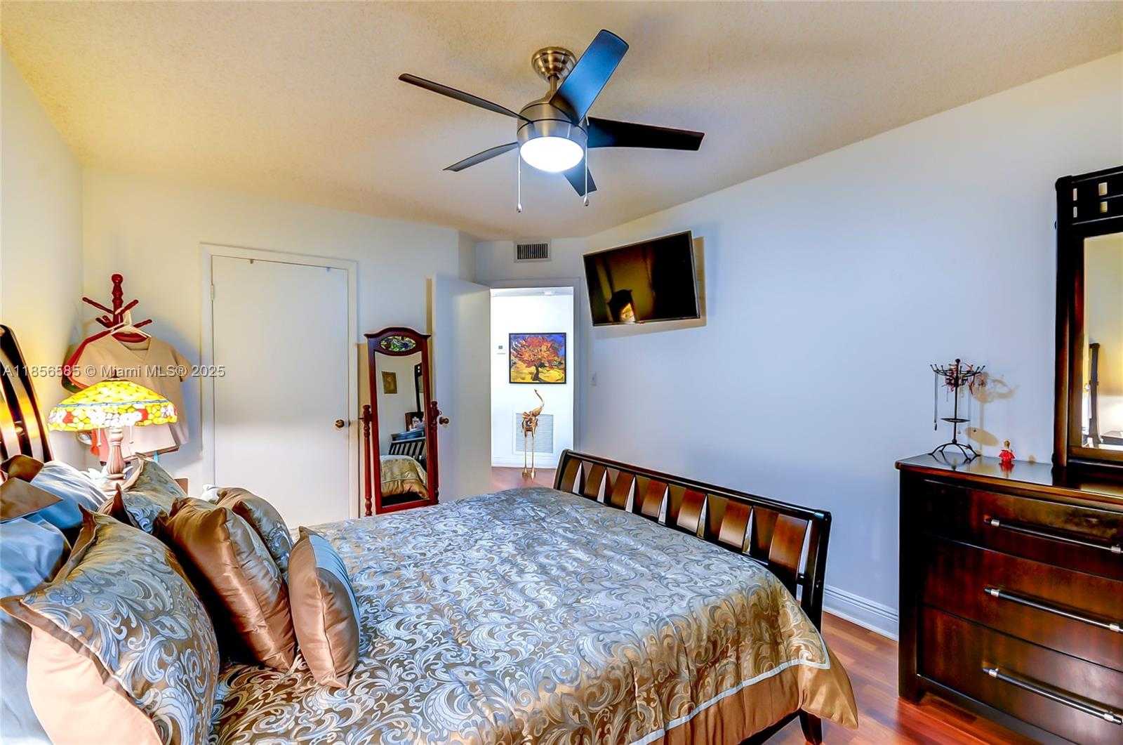 Small Image of 8290 LAKE DR #443, Doral Number 17