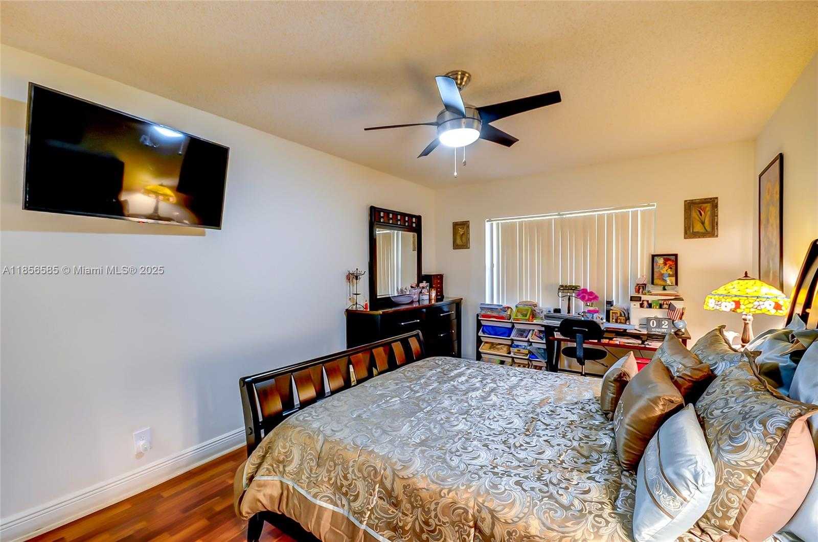 Small Image of 8290 LAKE DR #443, Doral Number 18