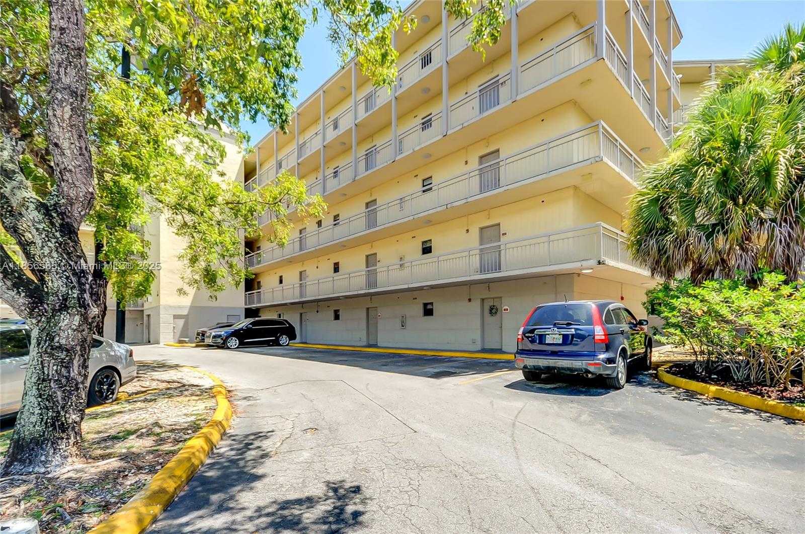 Small Image of 8290 LAKE DR #443, Doral Number 2