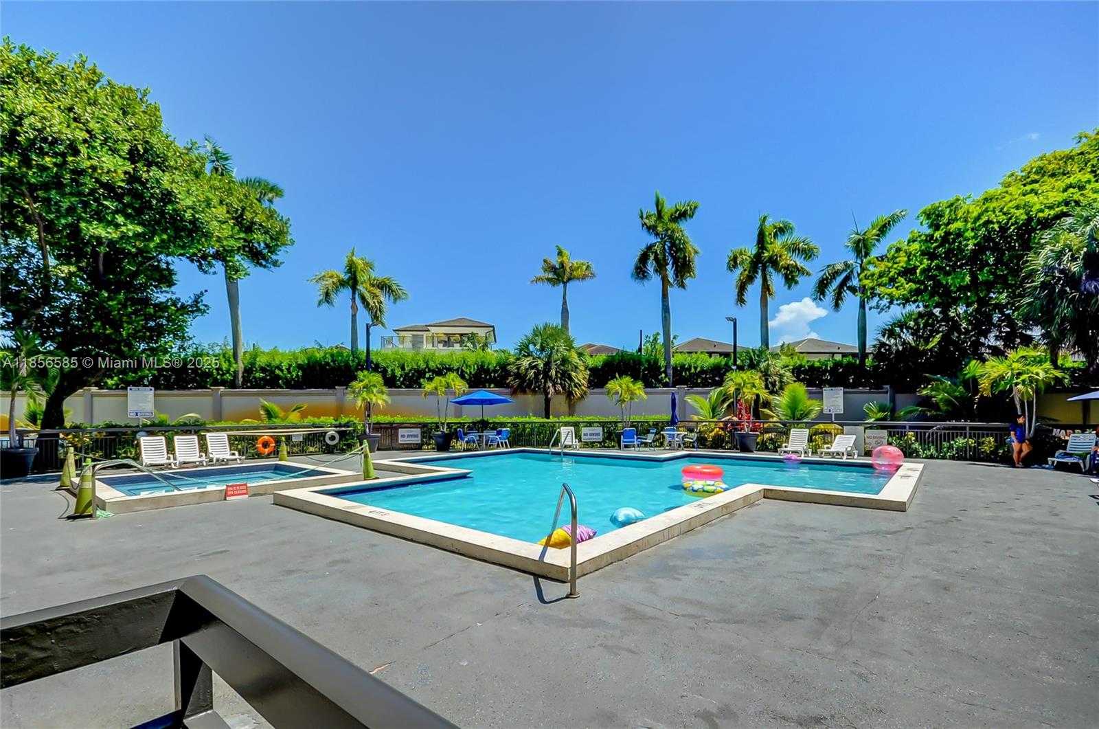 Small Image of 8290 LAKE DR #443, Doral Number 26