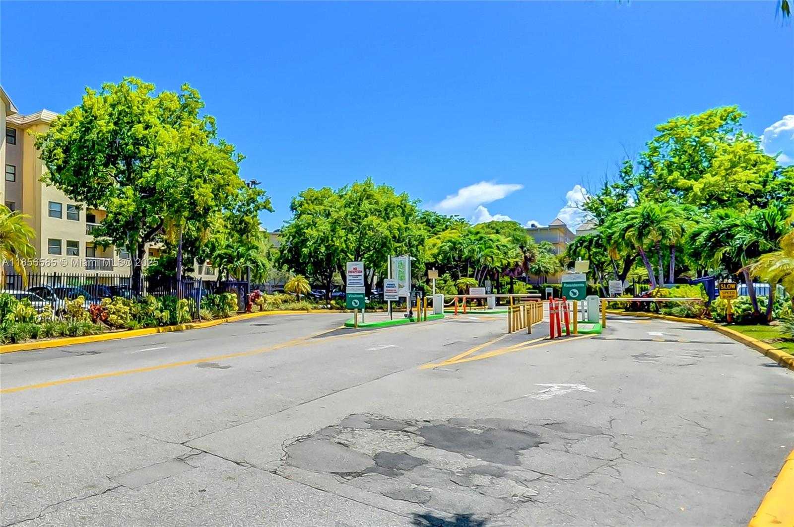 Small Image of 8290 LAKE DR #443, Doral Number 28