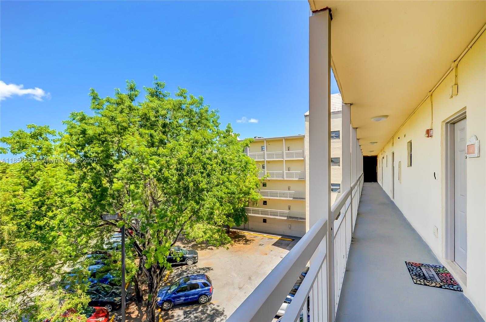 Small Image of 8290 LAKE DR #443, Doral Number 4