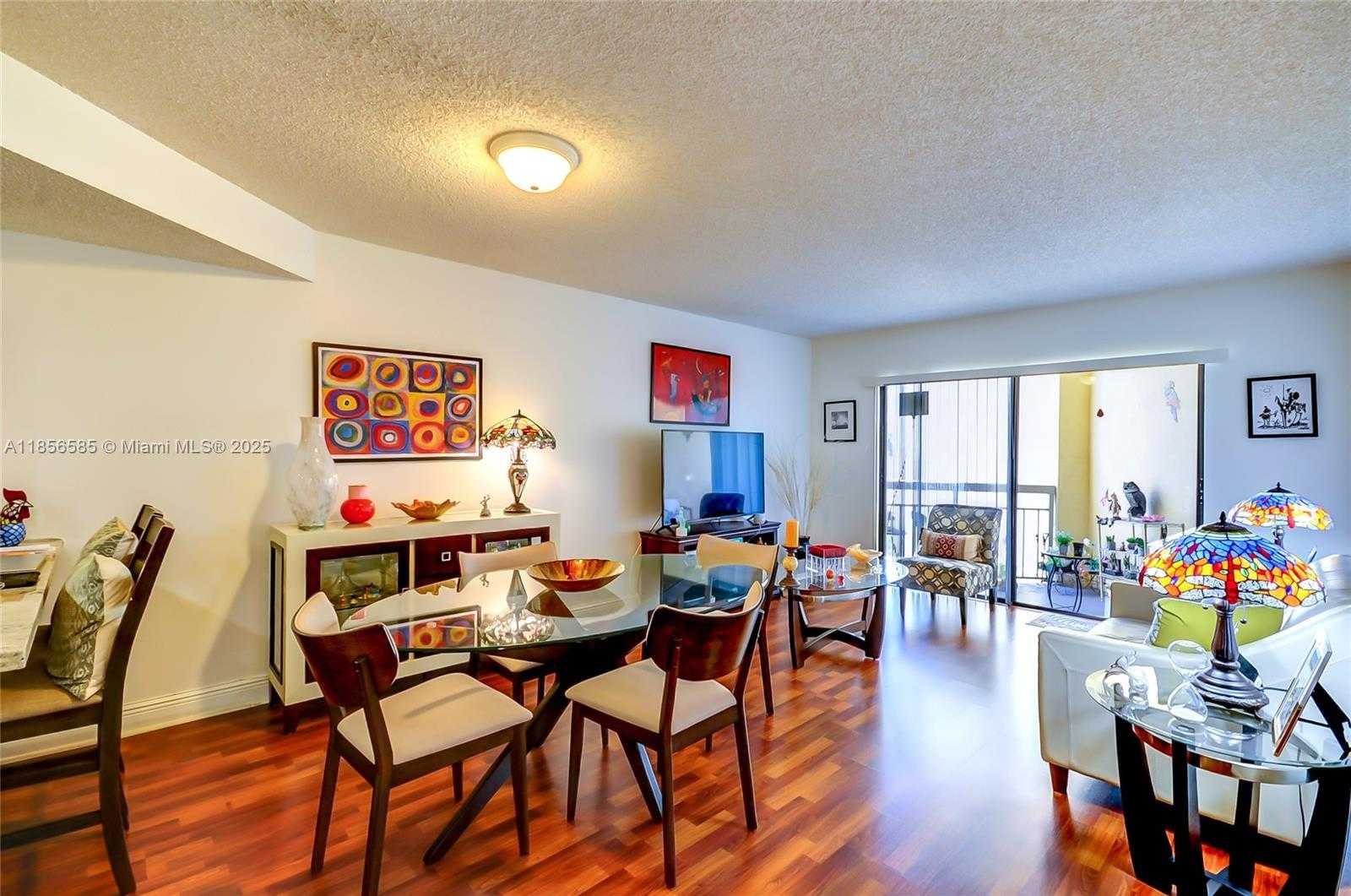 Small Image of 8290 LAKE DR #443, Doral Number 6