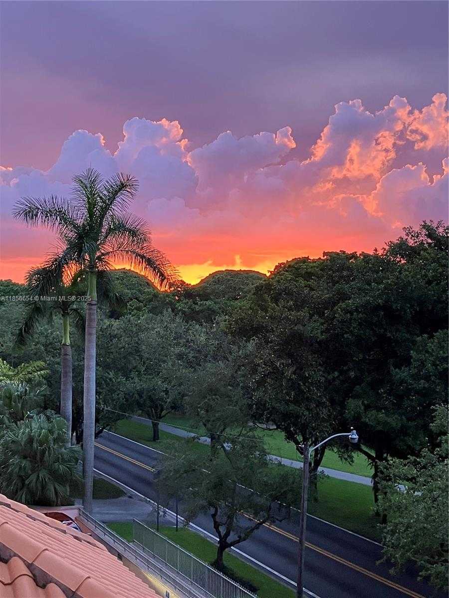 Small Image of 626 CORAL WAY #402, Coral Gables Number 31