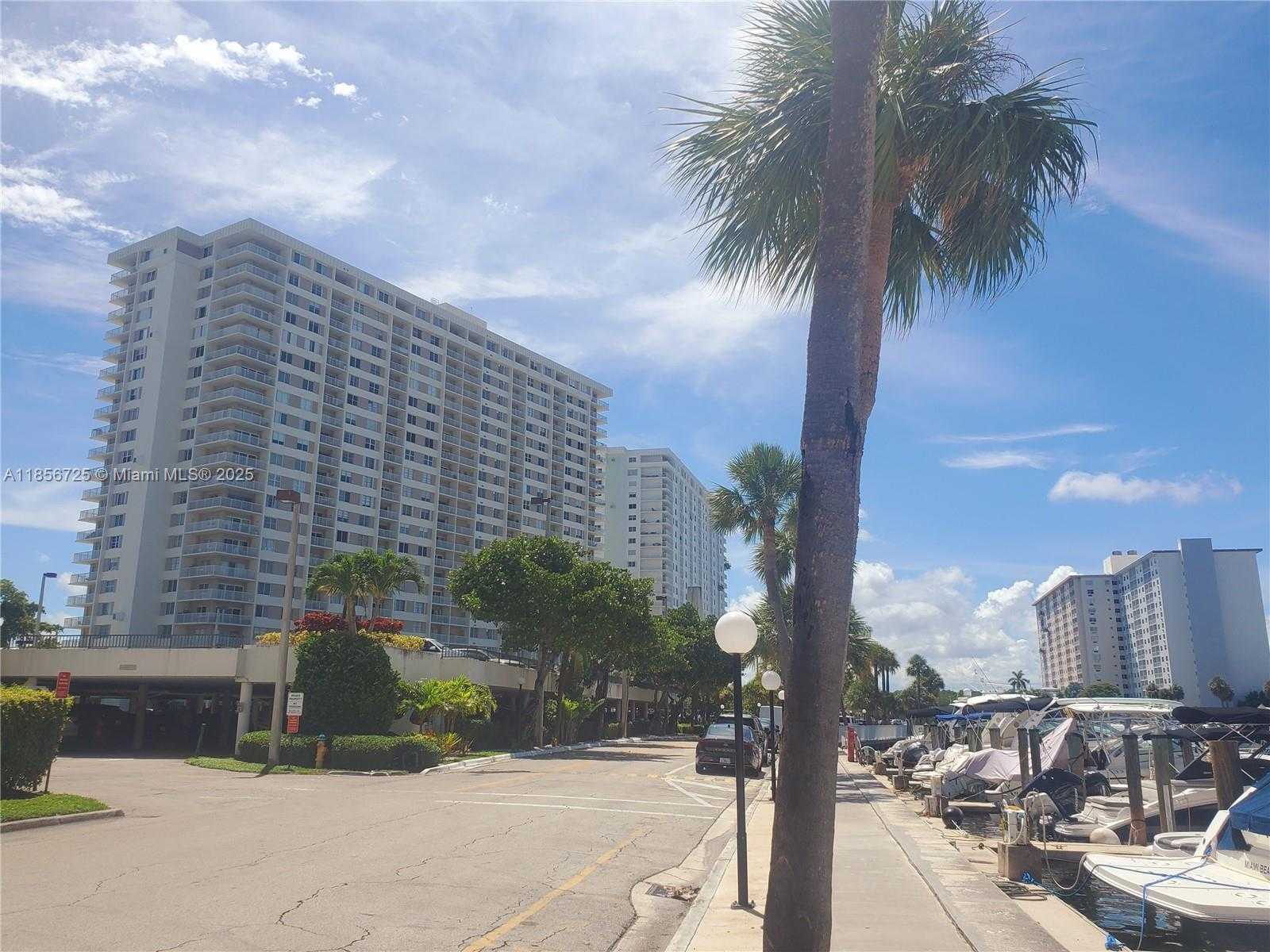 Small Image of 300 BAYVIEW DR #1902, Sunny Isles Beach Number 5