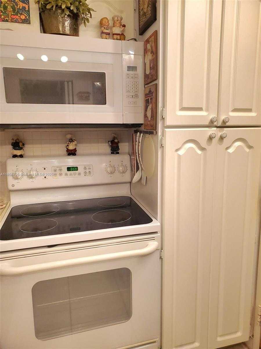 Small Image of 300 BAYVIEW DR #1902, Sunny Isles Beach Number 8