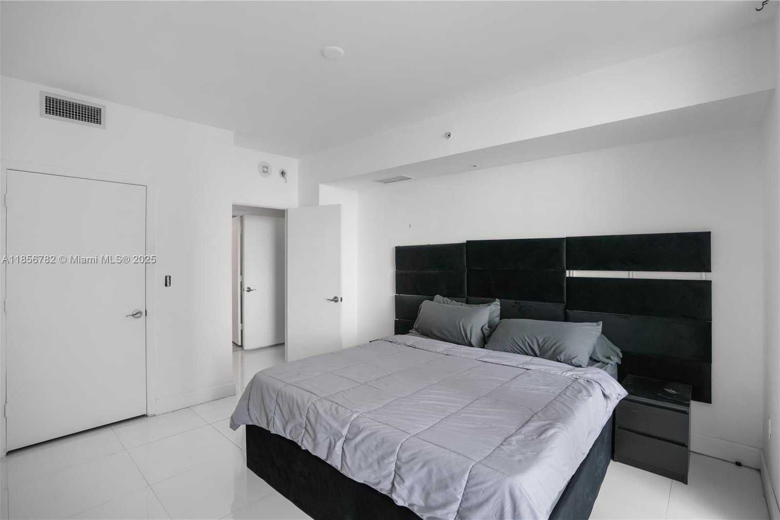 Small Image of 244 BISCAYNE BLVD #2306, Miami Number 17