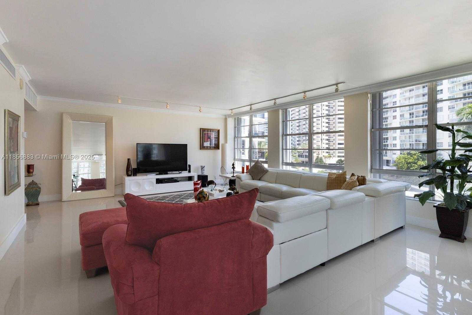 Small Image of 5660 COLLINS AVE #4B, Miami Beach Number 4