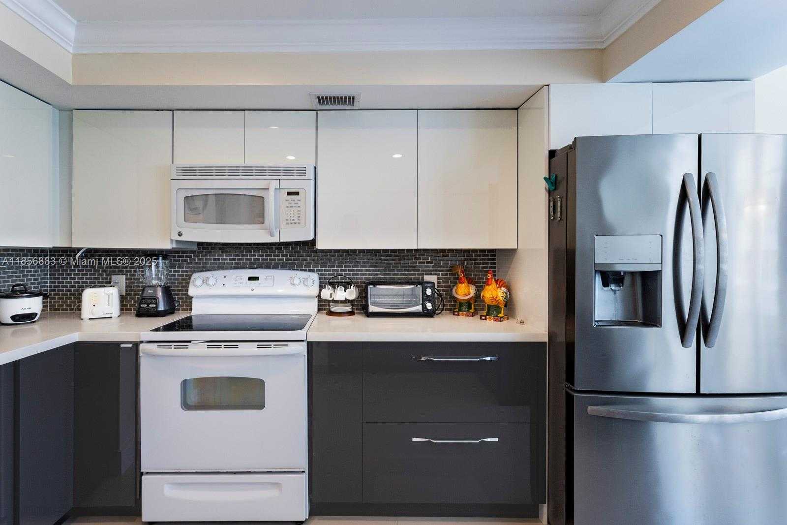 Small Image of 5660 COLLINS AVE #4B, Miami Beach Number 9