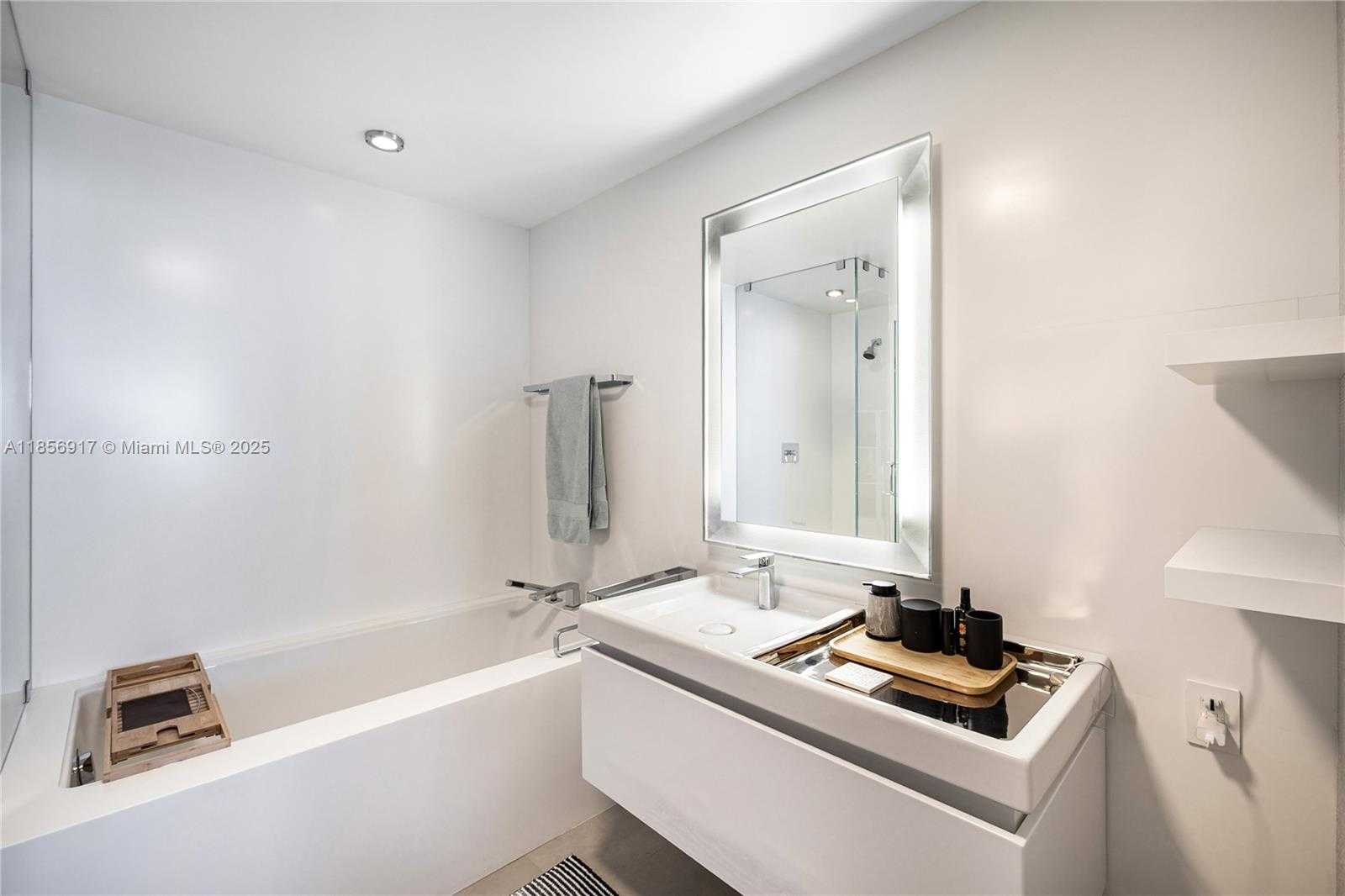 Small Image of 6799 COLLINS AVE #LPH01 & 02, Miami Beach Number 16