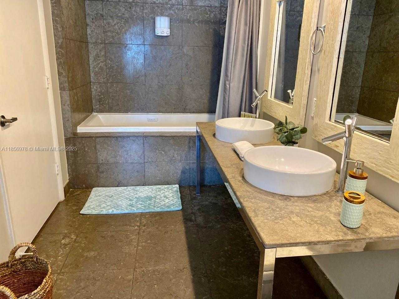 Small Image of 485 BRICKELL AVE #1607, Miami Number 11