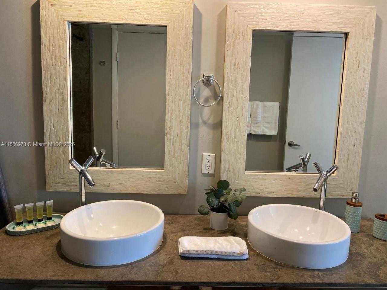 Small Image of 485 BRICKELL AVE #1607, Miami Number 12