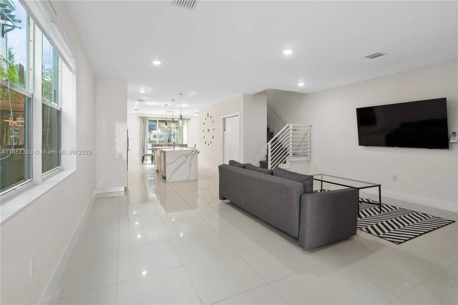 Small Image of 1020 NORTH EAST 17TH TERRACE #1020, Fort Lauderdale Number 4