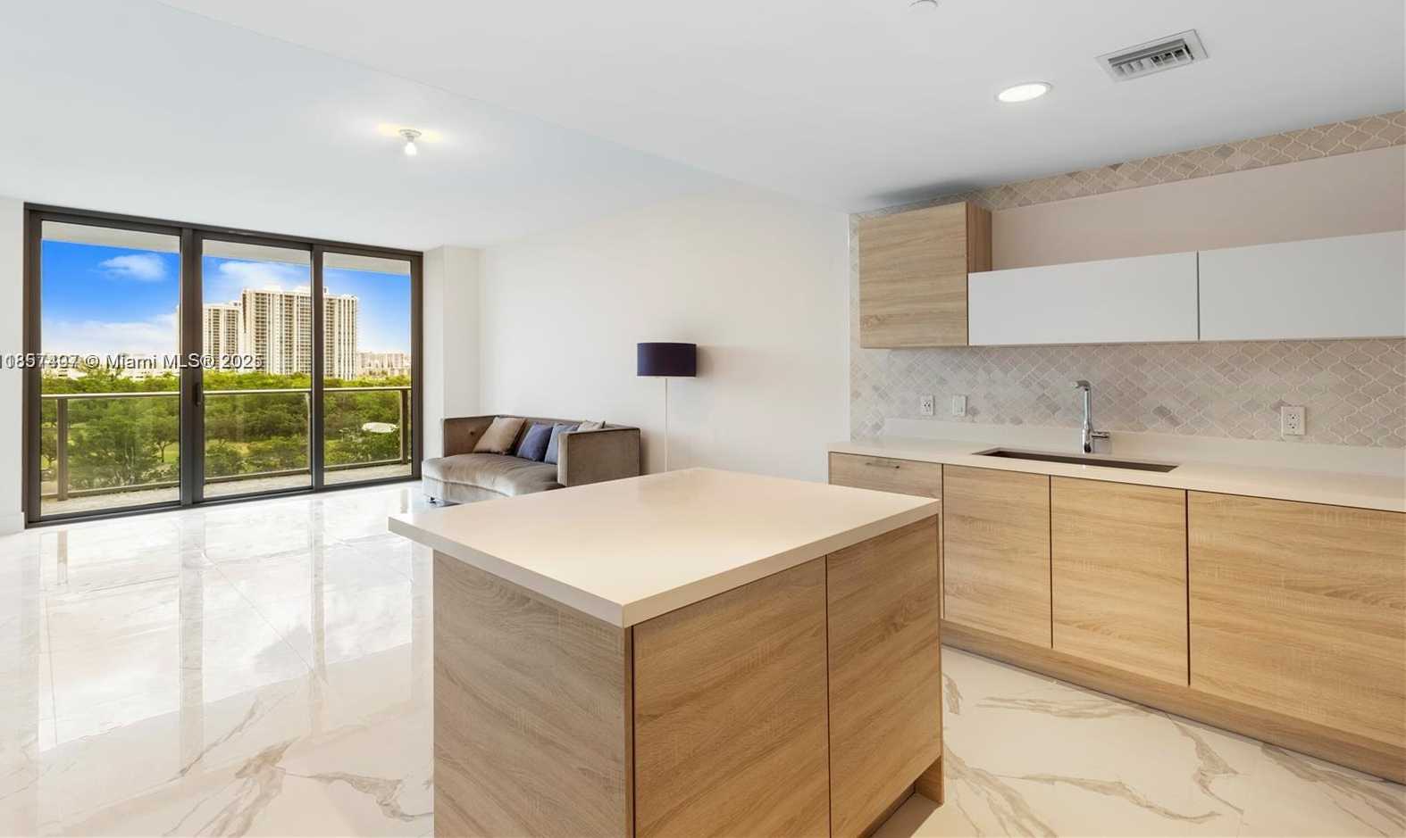 Small Image of 16385 BISCAYNE BLVD #805, North Miami Beach Number 3