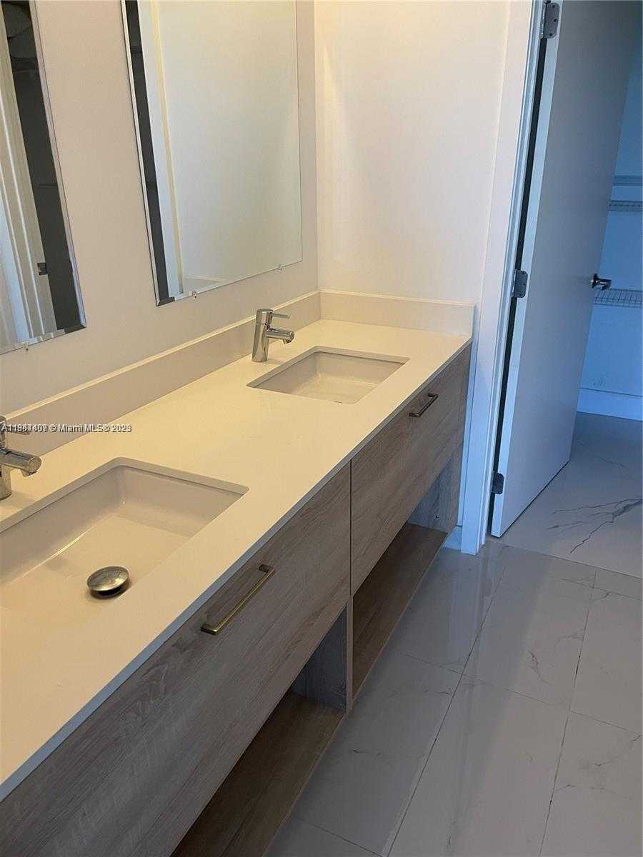 Small Image of 16385 BISCAYNE BLVD #805, North Miami Beach Number 7