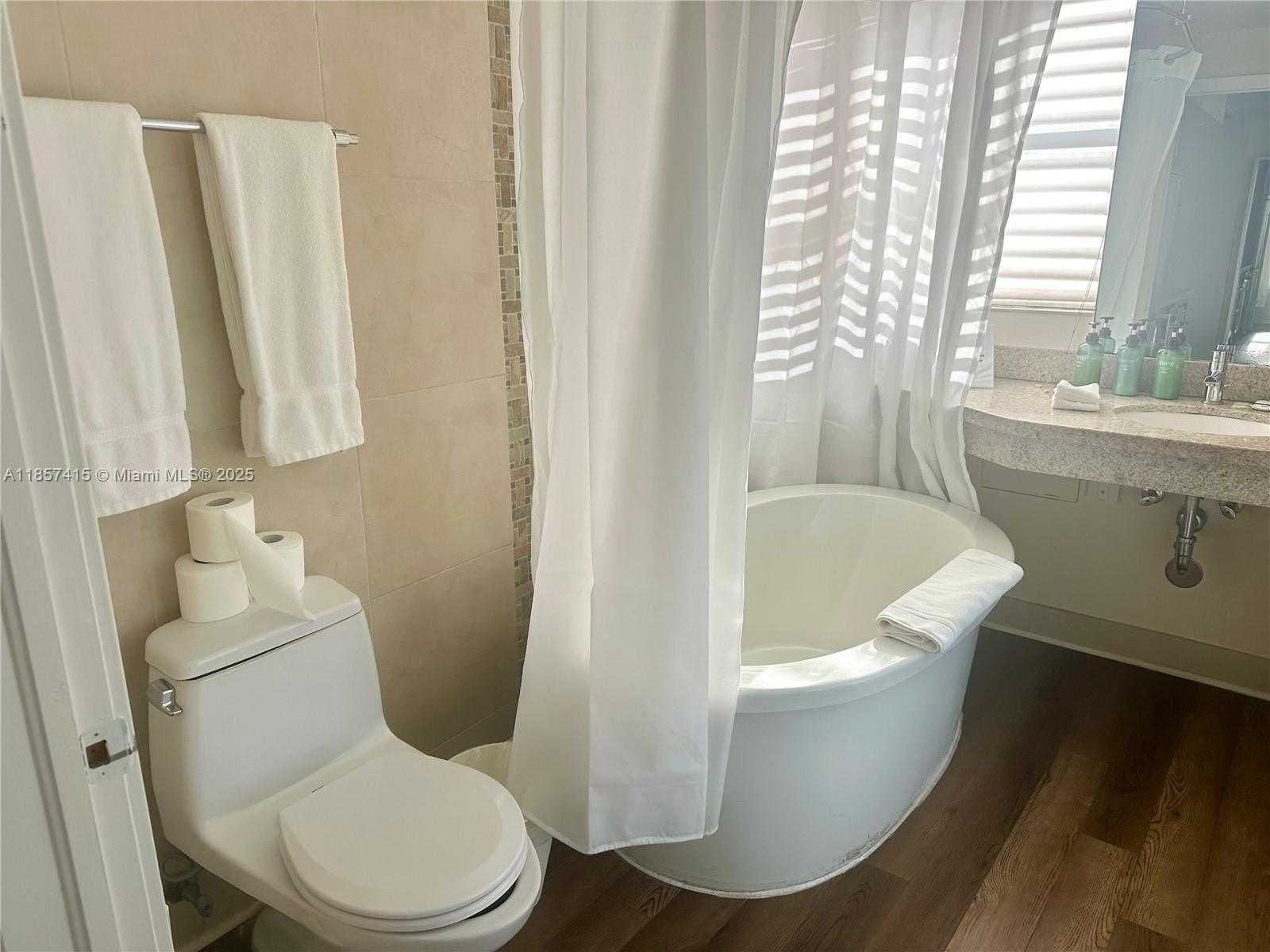 Small Image of 1060 OCEAN DR #D309, Miami Beach Number 6