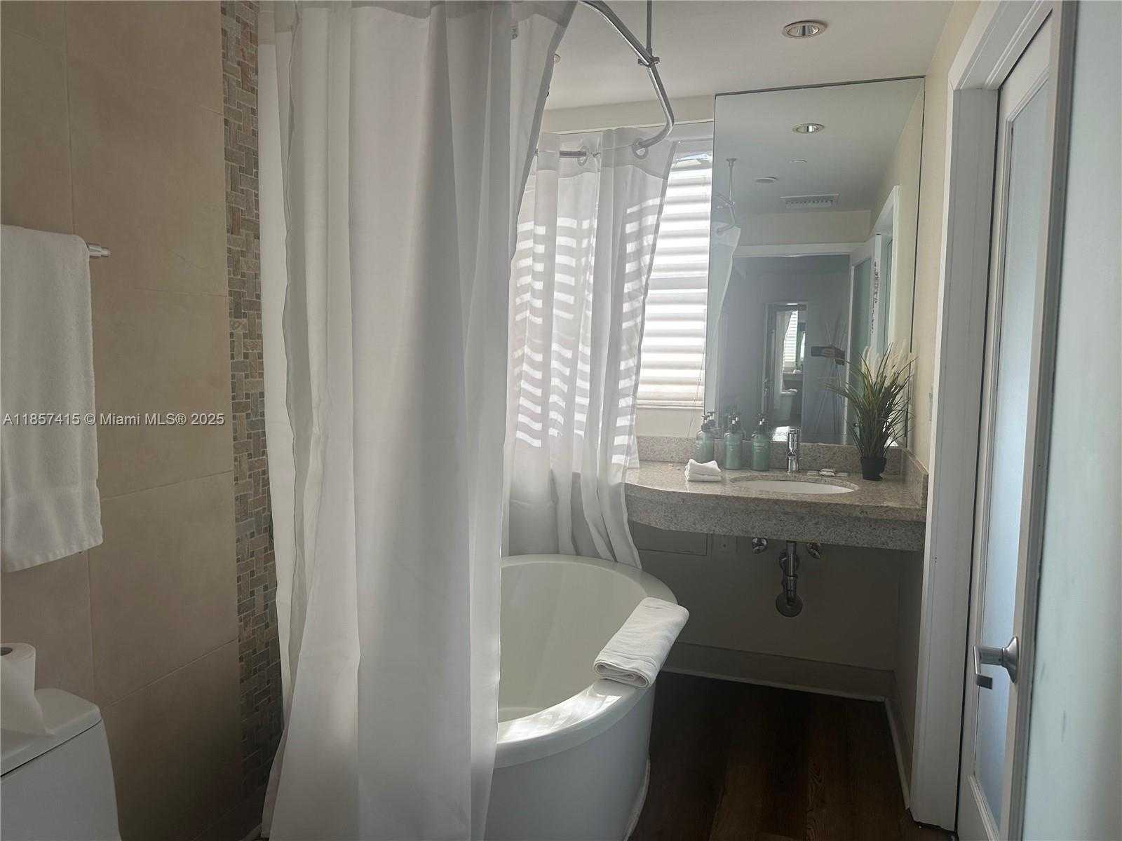 Small Image of 1060 OCEAN DR #D309, Miami Beach Number 7