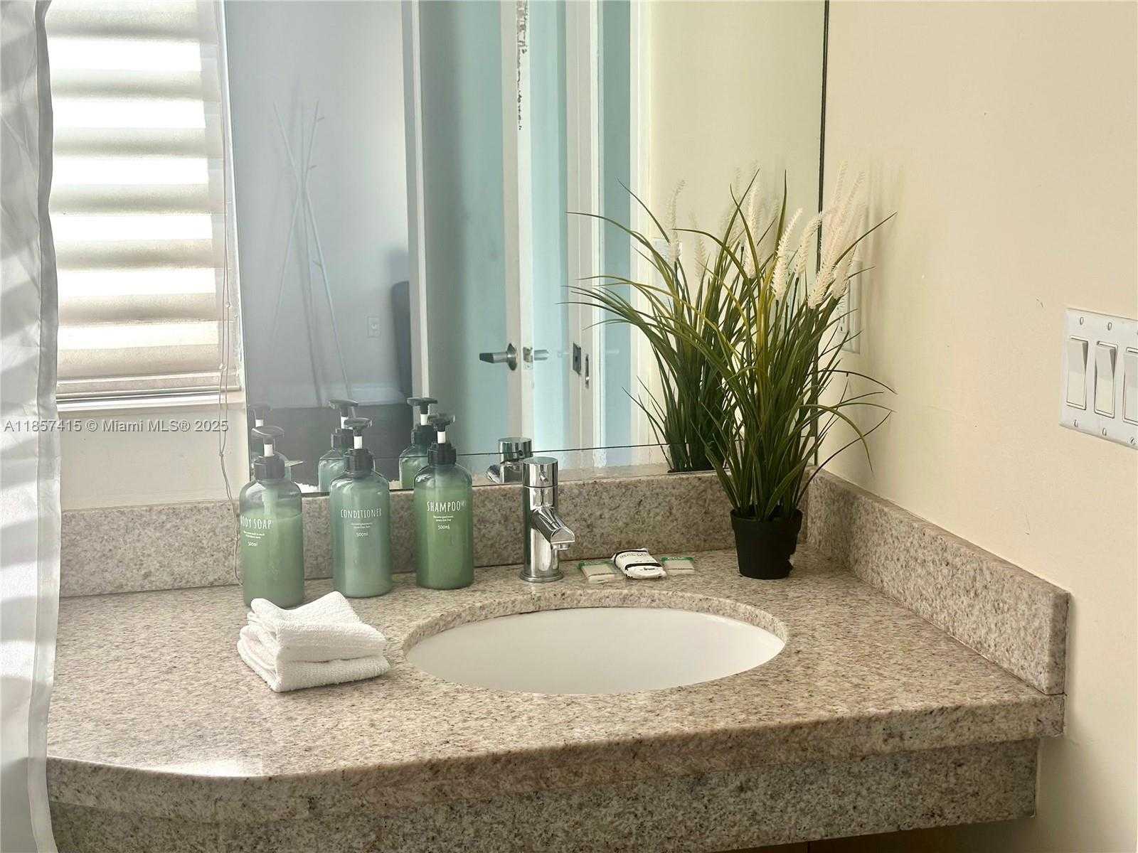Small Image of 1060 OCEAN DR #D309, Miami Beach Number 8