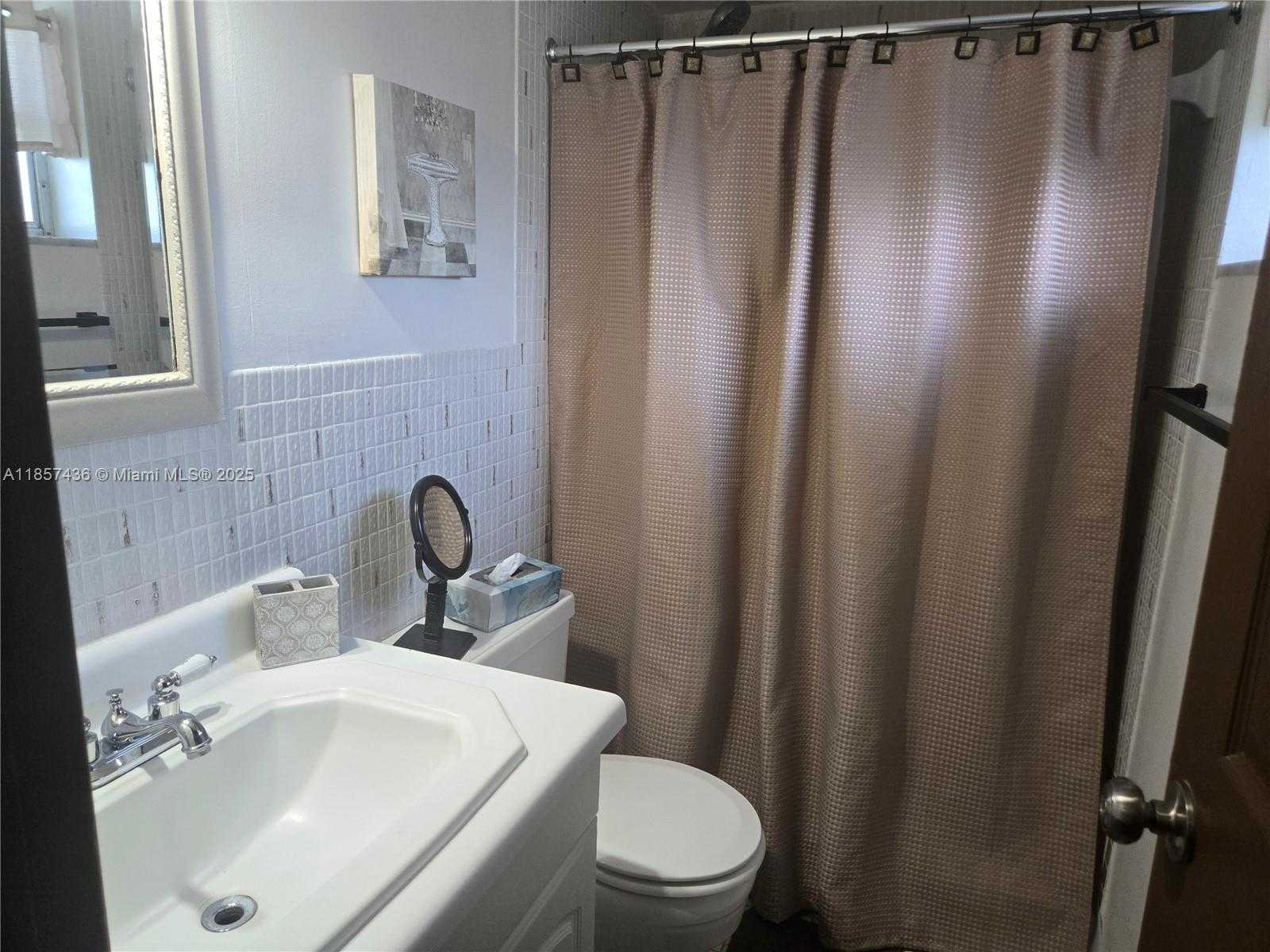 Small Image of 1001 HILLCREST CT #302, Hollywood Number 18