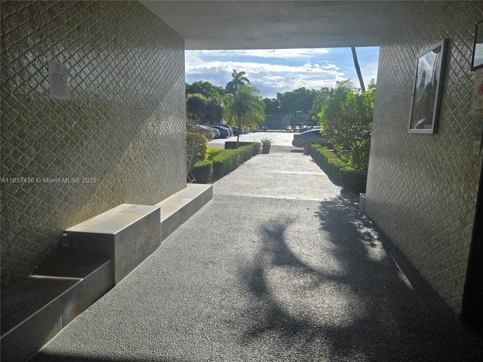 Small Image of 1001 HILLCREST CT #302, Hollywood Number 2