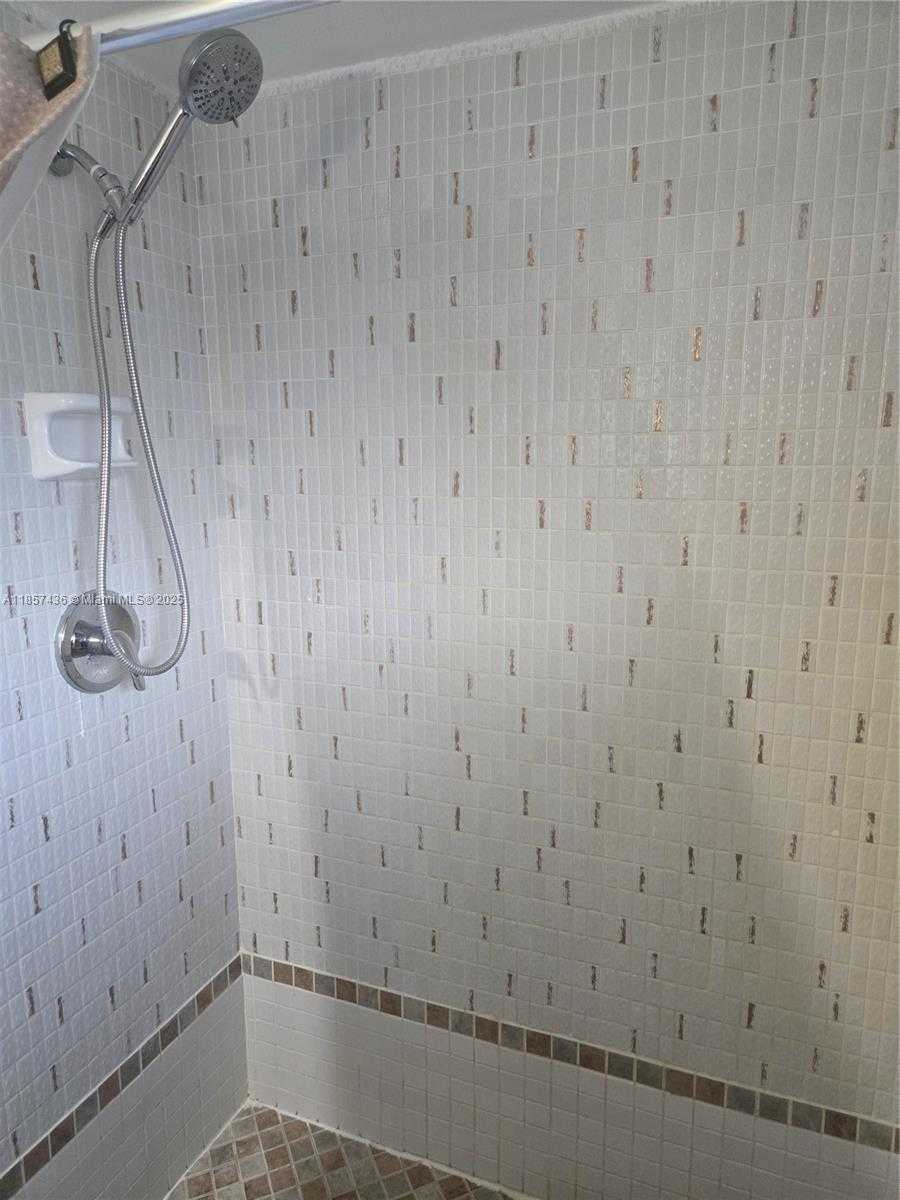 Small Image of 1001 HILLCREST CT #302, Hollywood Number 20