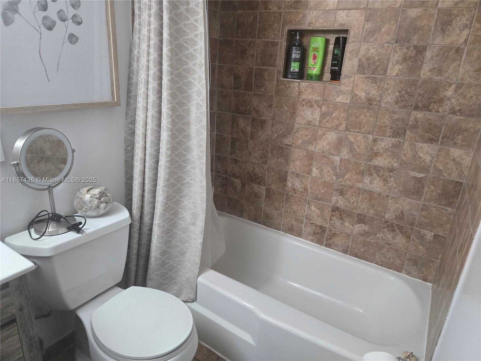 Small Image of 1001 HILLCREST CT #302, Hollywood Number 22