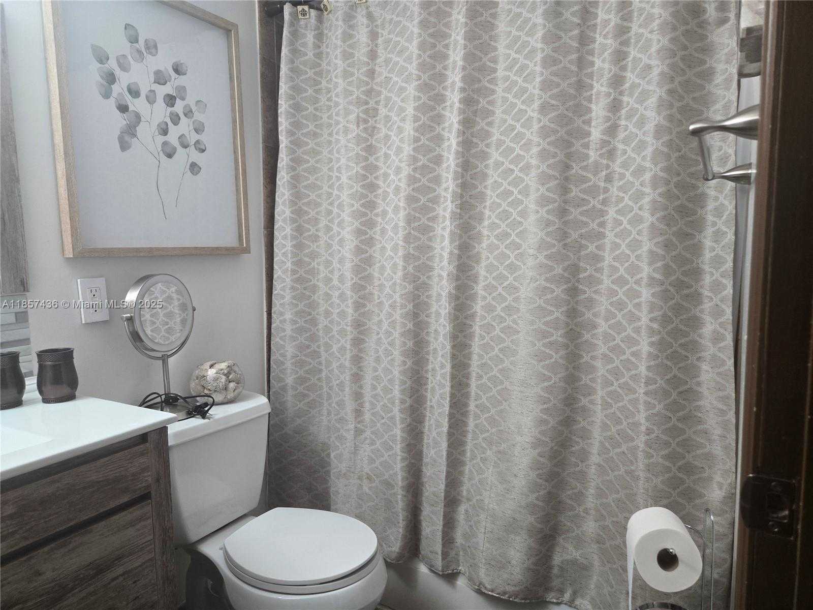 Small Image of 1001 HILLCREST CT #302, Hollywood Number 23