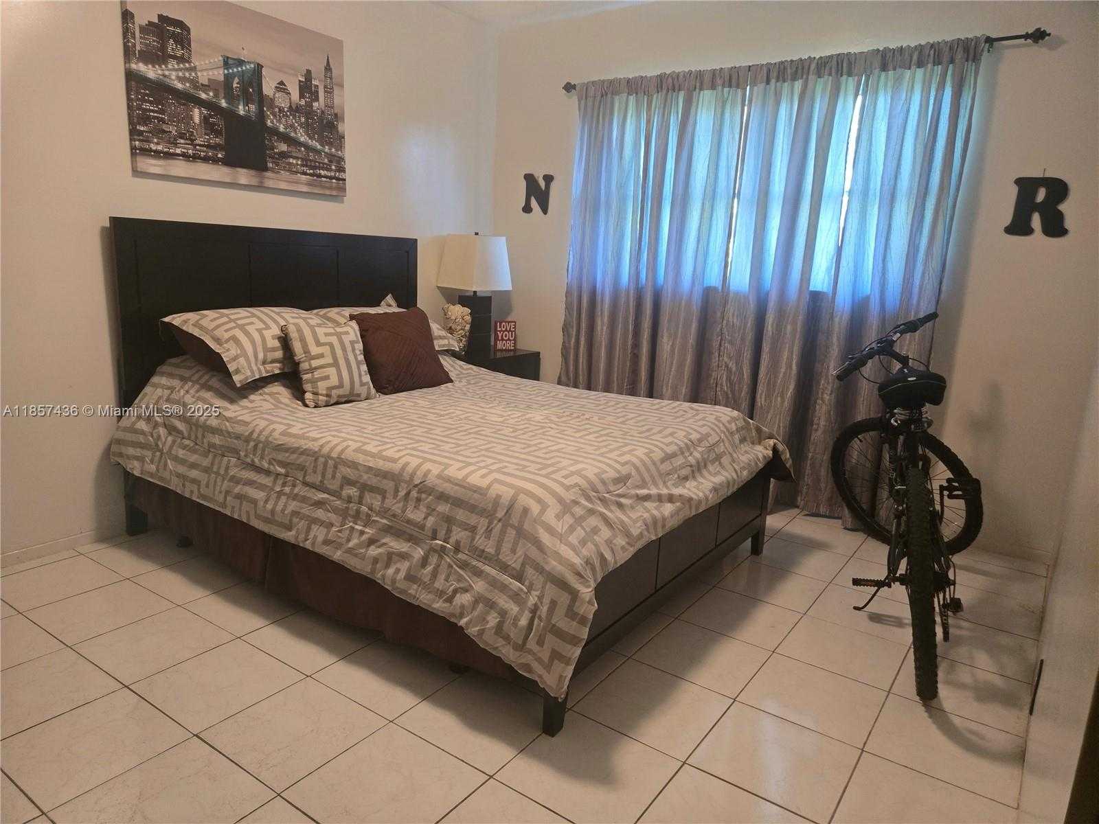 Small Image of 1001 HILLCREST CT #302, Hollywood Number 24