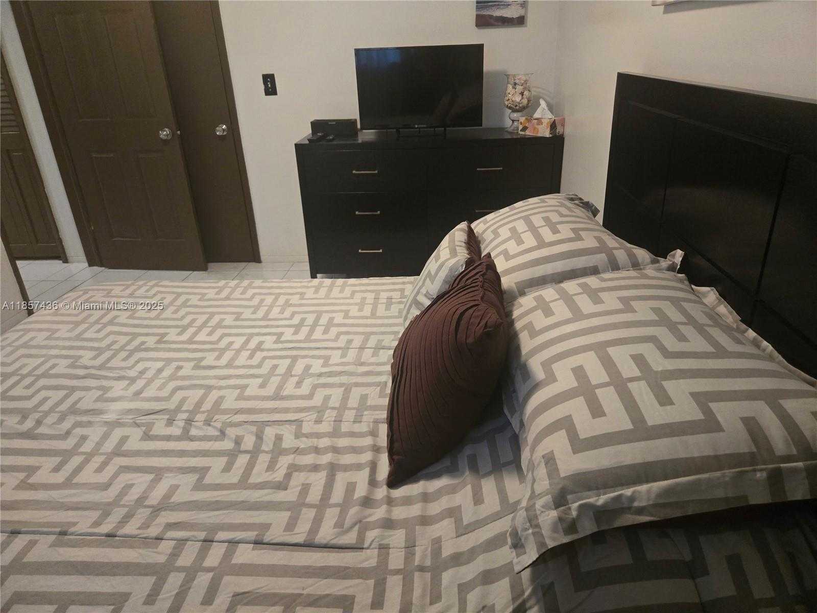Small Image of 1001 HILLCREST CT #302, Hollywood Number 25