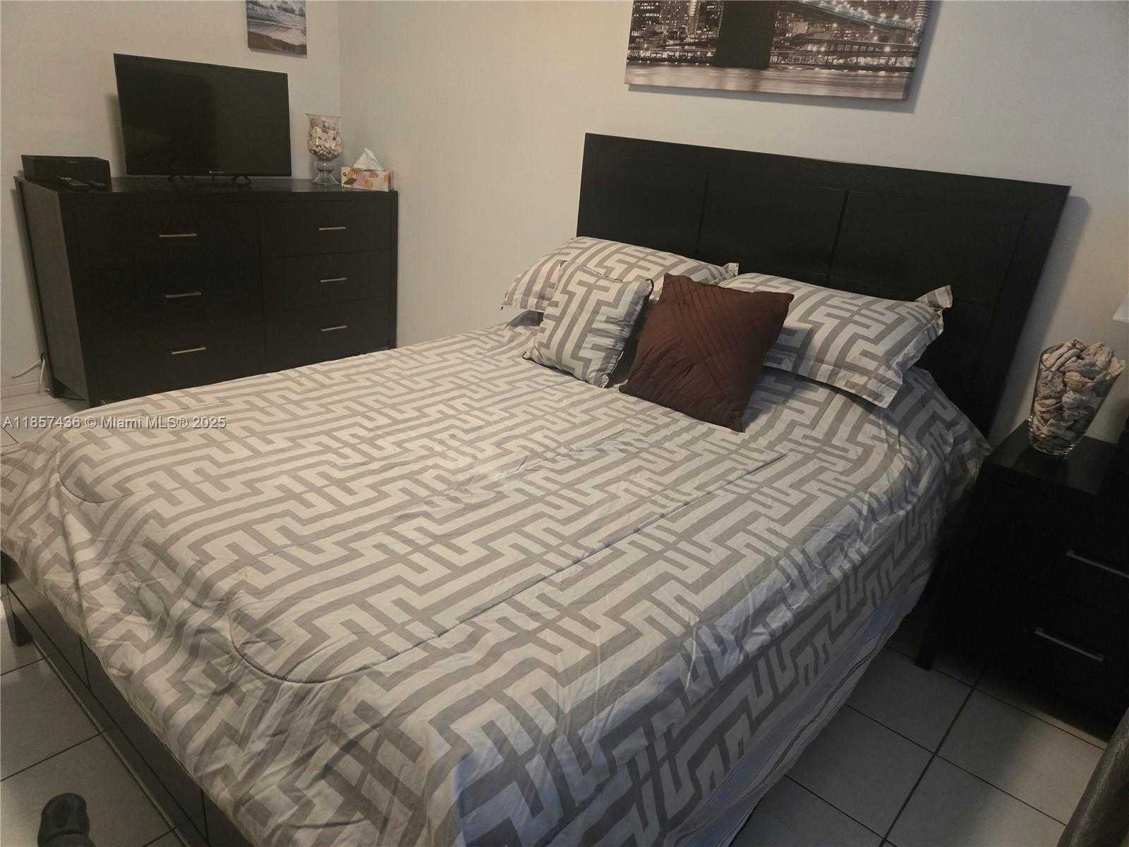Small Image of 1001 HILLCREST CT #302, Hollywood Number 26