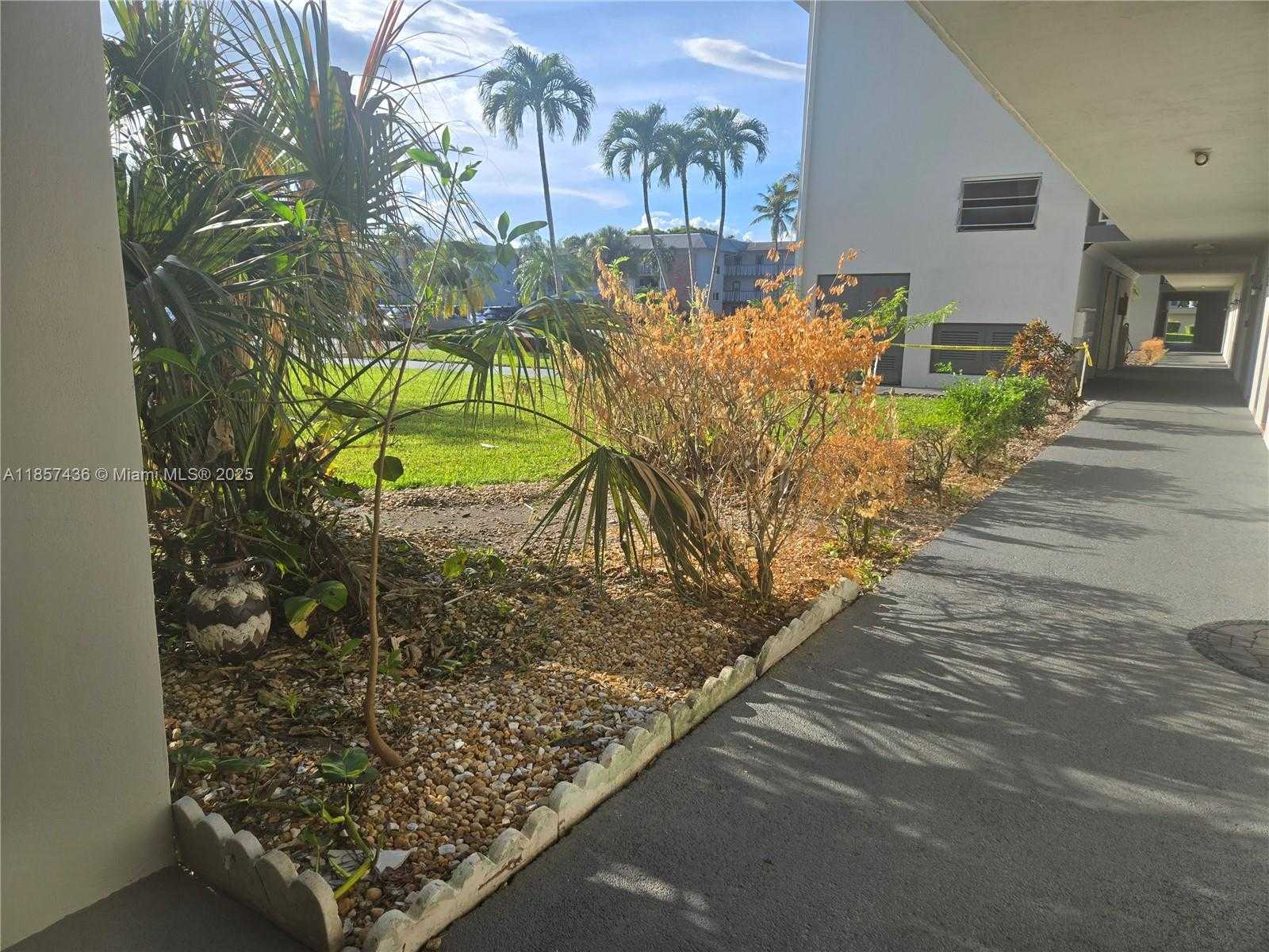Small Image of 1001 HILLCREST CT #302, Hollywood Number 29