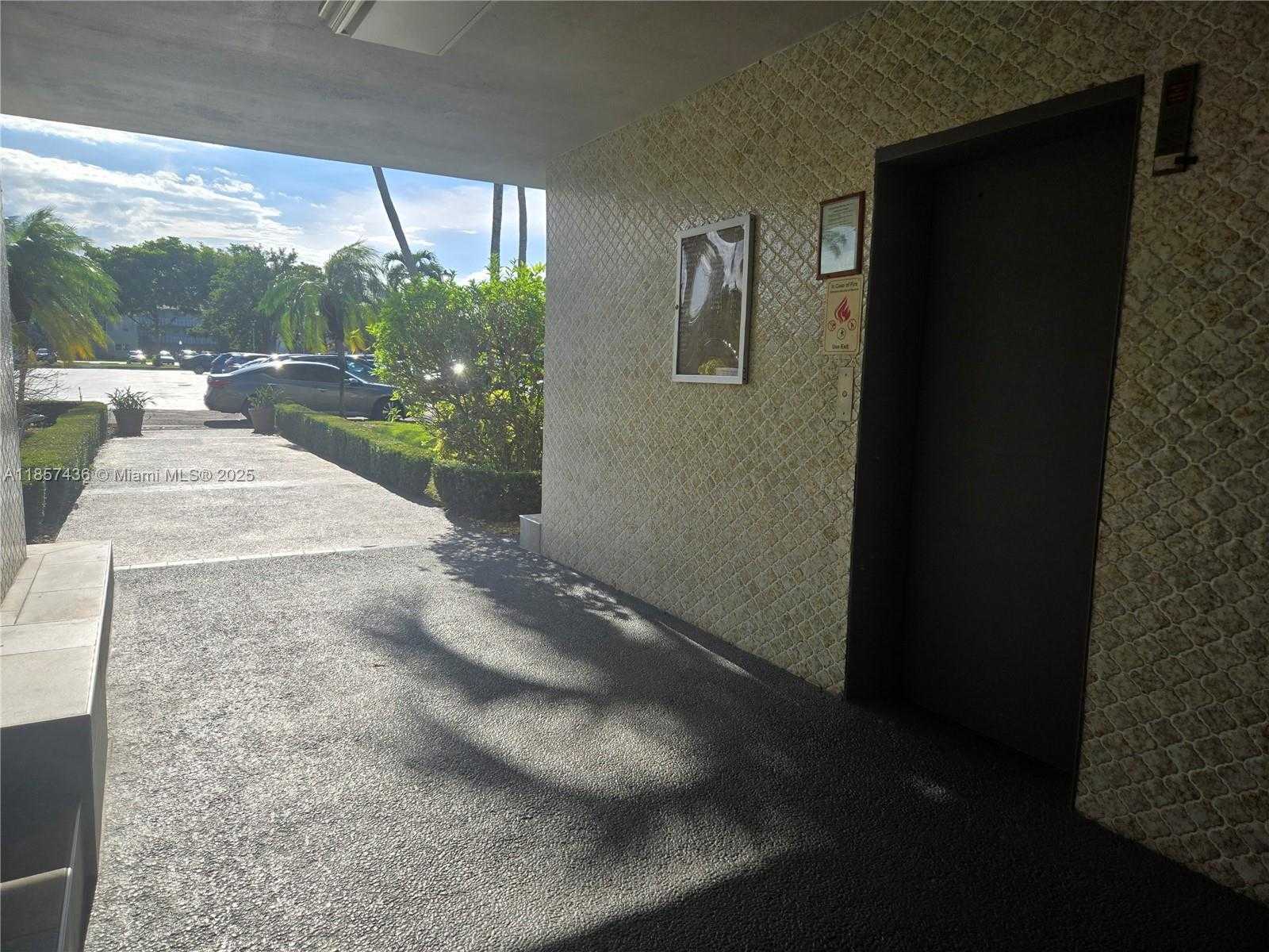 Small Image of 1001 HILLCREST CT #302, Hollywood Number 3
