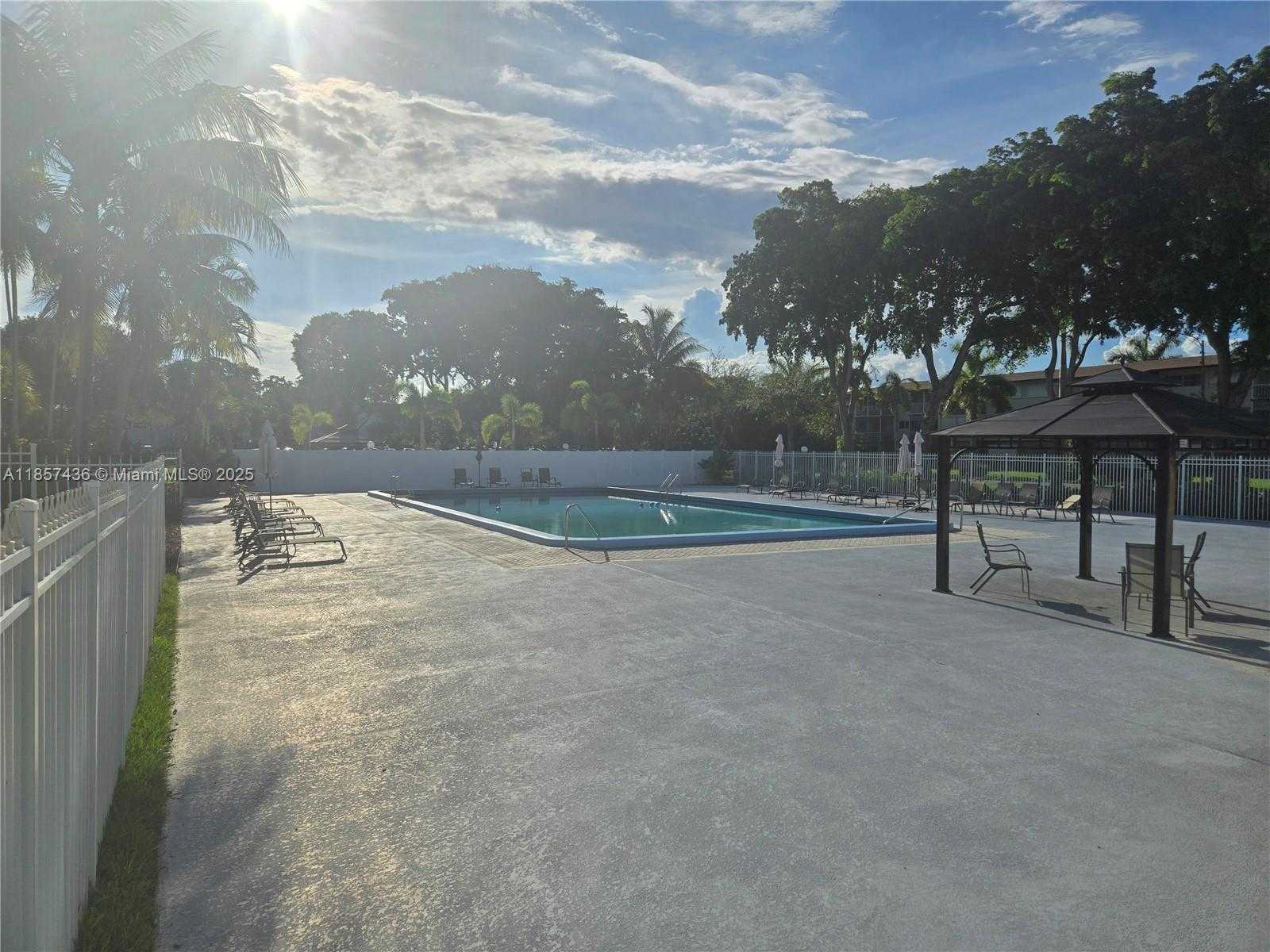 Small Image of 1001 HILLCREST CT #302, Hollywood Number 30