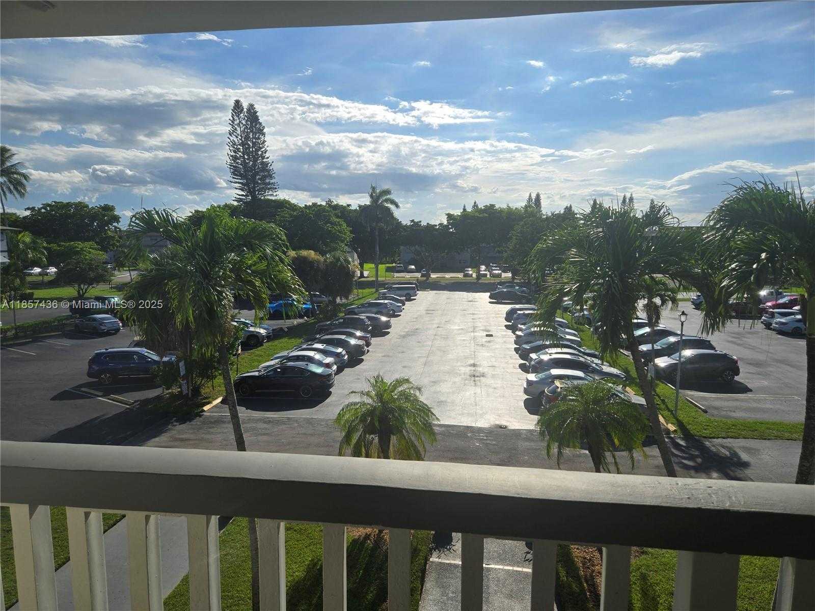 Small Image of 1001 HILLCREST CT #302, Hollywood Number 4