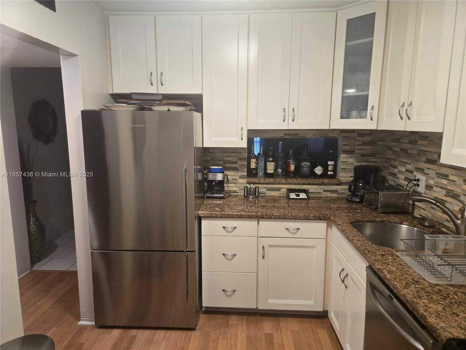 Small Image of 1001 HILLCREST CT #302, Hollywood Number 9