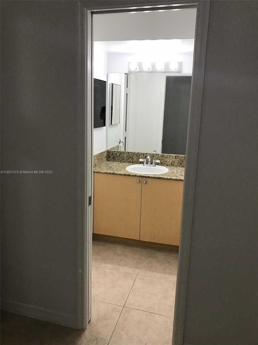 Small Image of 2821 NE 185th St, Aventura, FL 33180, USA Number 23