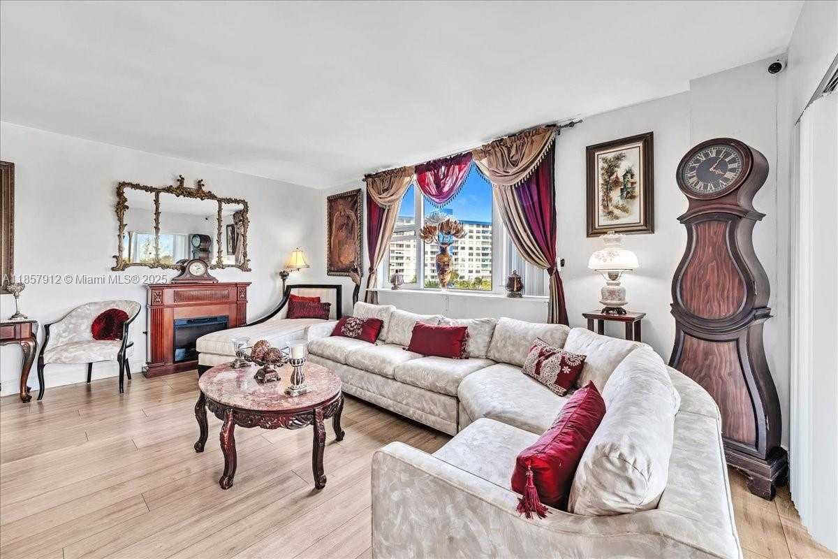 Small Image of 3800 HILLCREST DR #411, Hollywood Number 10
