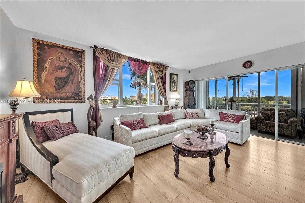 Small Image of 3800 HILLCREST DR #411, Hollywood Number 11
