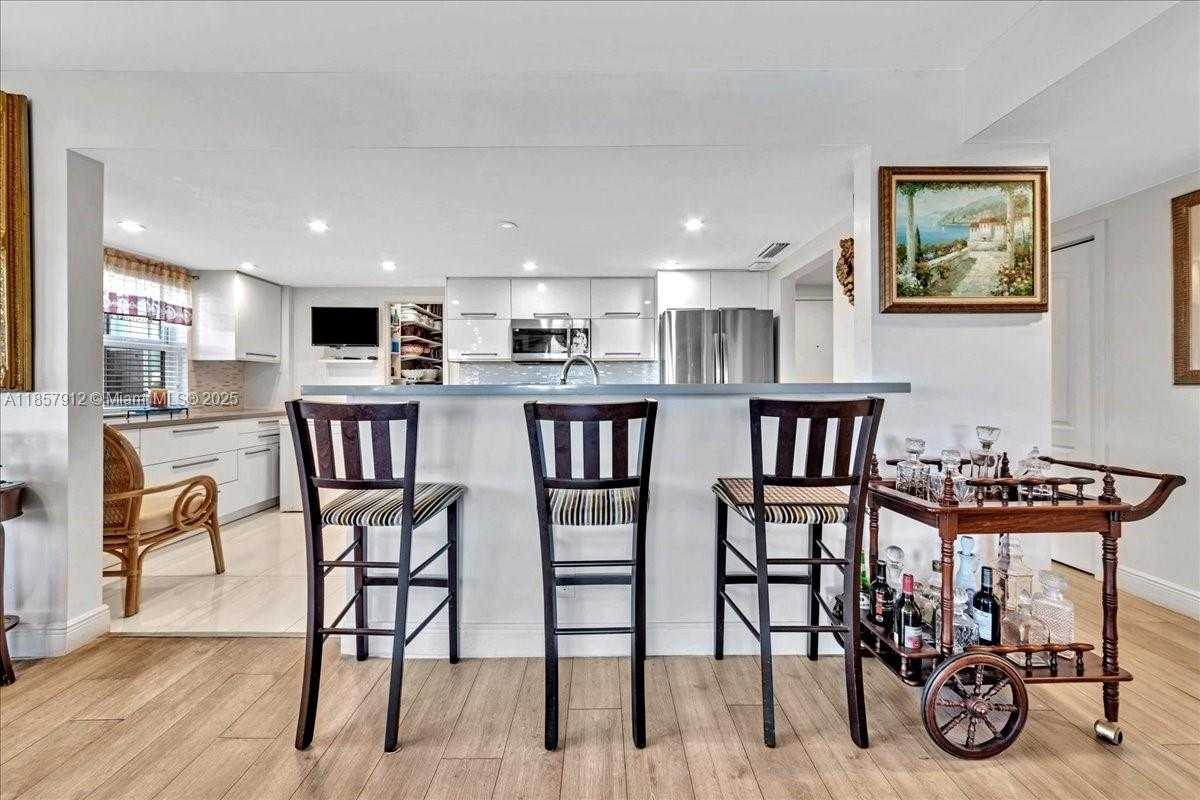 Small Image of 3800 HILLCREST DR #411, Hollywood Number 12