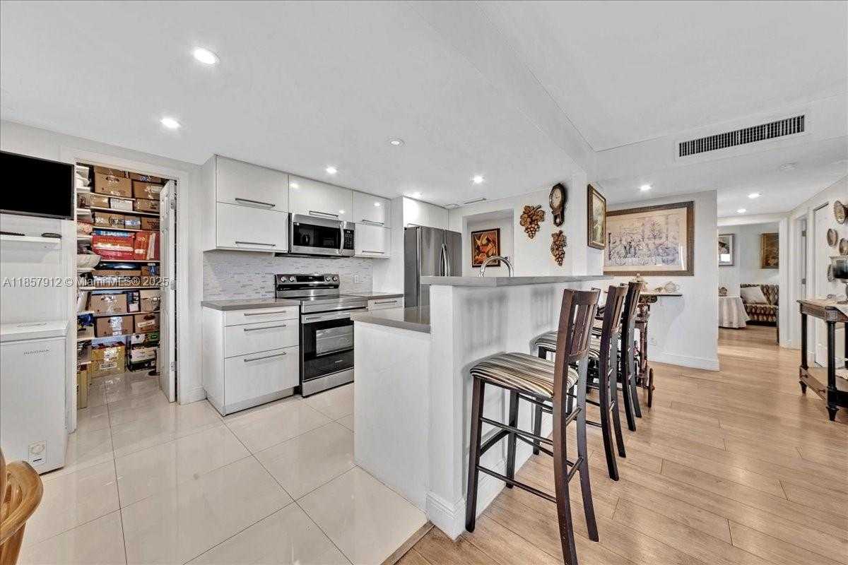 Small Image of 3800 HILLCREST DR #411, Hollywood Number 13