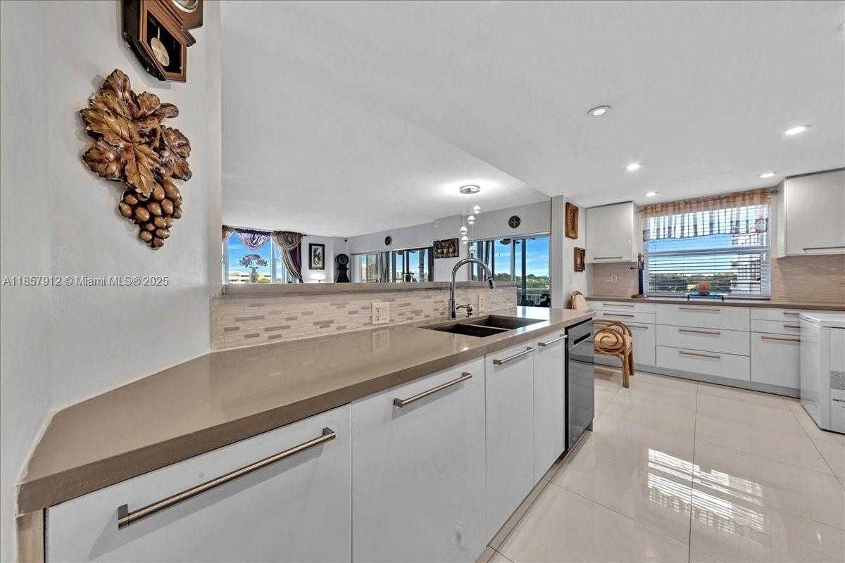 Small Image of 3800 HILLCREST DR #411, Hollywood Number 14