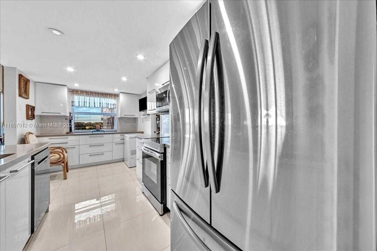 Small Image of 3800 HILLCREST DR #411, Hollywood Number 15
