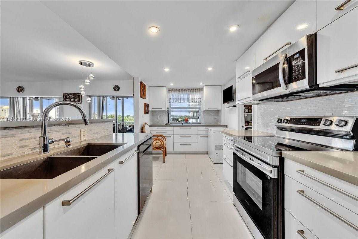 Small Image of 3800 HILLCREST DR #411, Hollywood Number 17