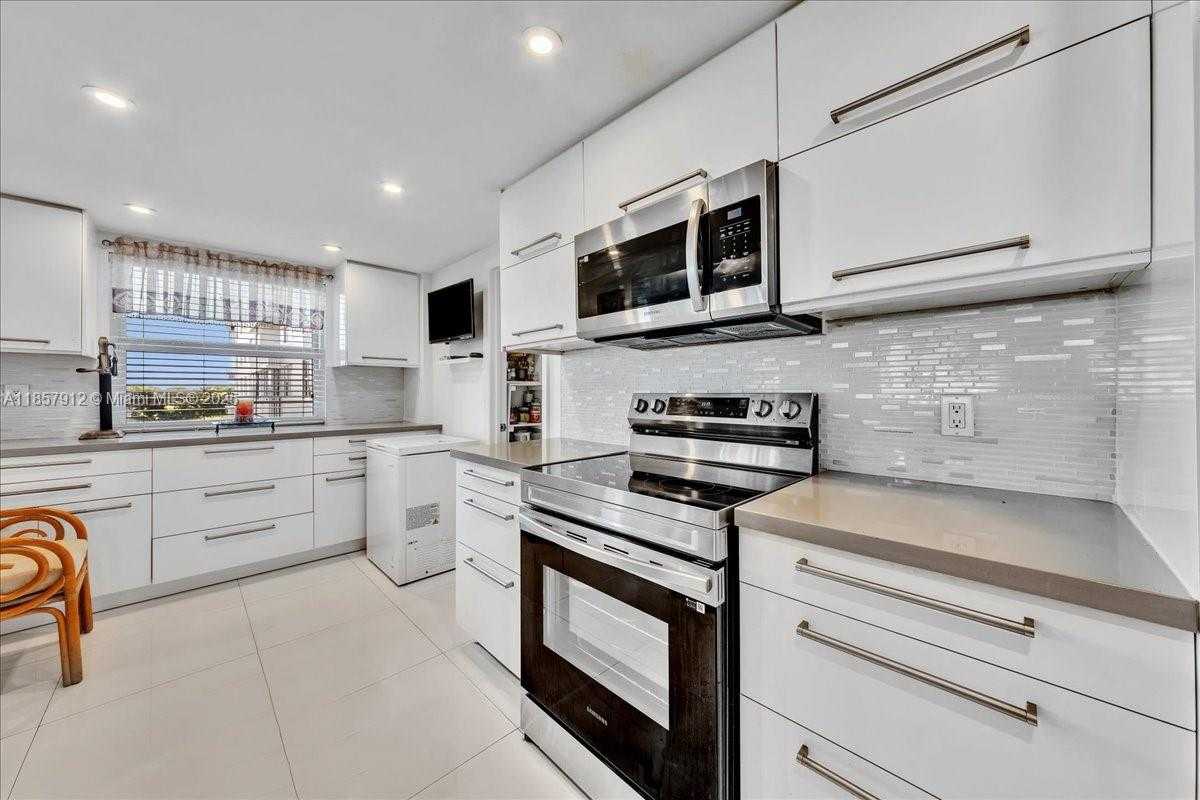 Small Image of 3800 HILLCREST DR #411, Hollywood Number 18
